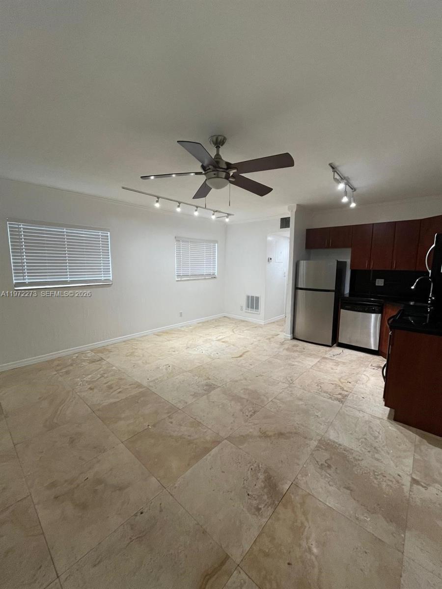 Listing photo 3 for 1856 NE 46th St Unit#F4, Fort Lauderdale, FL, 33308