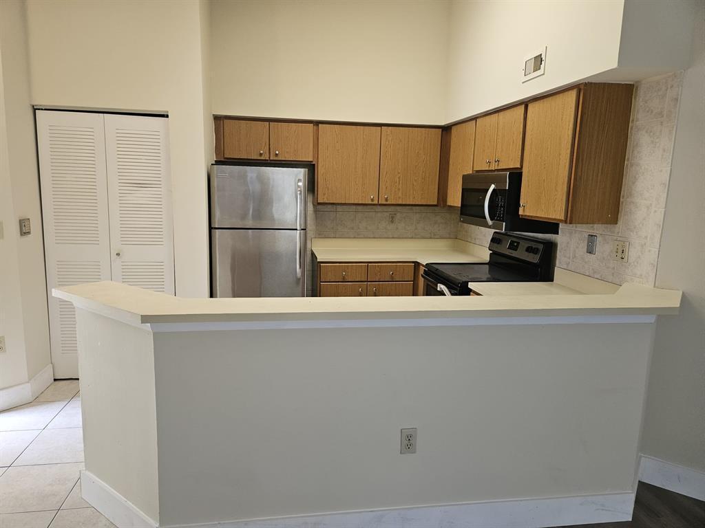 Listing photo 3 for 2445 SW 18th Ter Unit#1108, Fort Lauderdale, FL, 33315