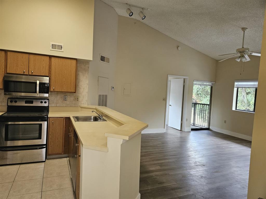 Listing photo 4 for 2445 SW 18th Ter Unit#1108, Fort Lauderdale, FL, 33315