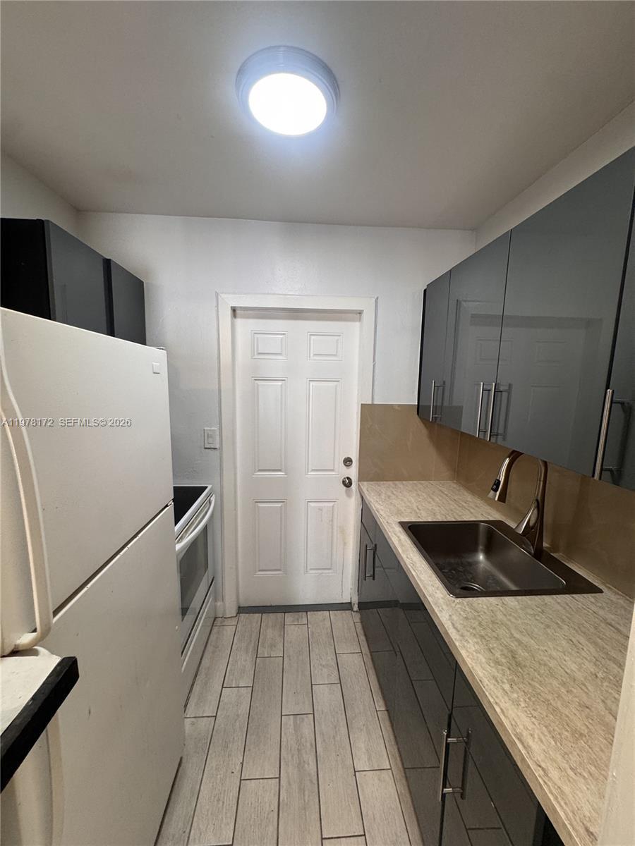 Listing photo 2 for 2900 N Ocean Blvd Unit#2, Fort Lauderdale, FL, 33308