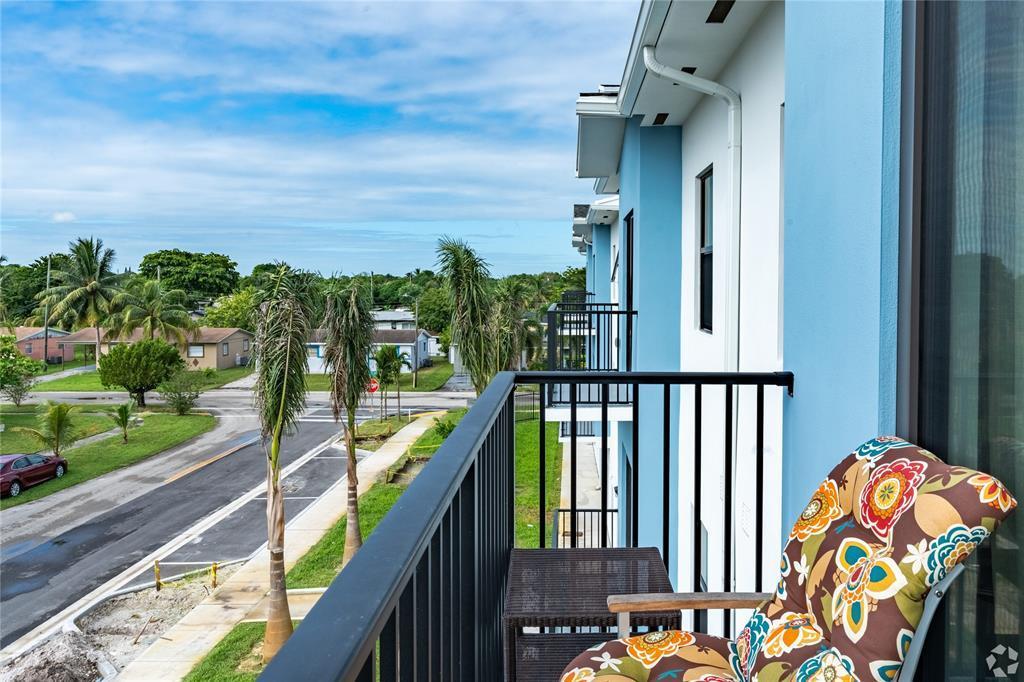 Listing photo 2 for 2701 SW 4th Pl, Fort Lauderdale, FL, 33312