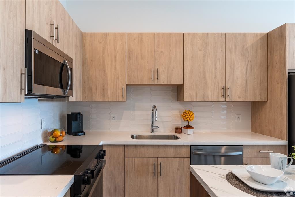 Listing photo 5 for 2701 SW 4th Pl, Fort Lauderdale, FL, 33312