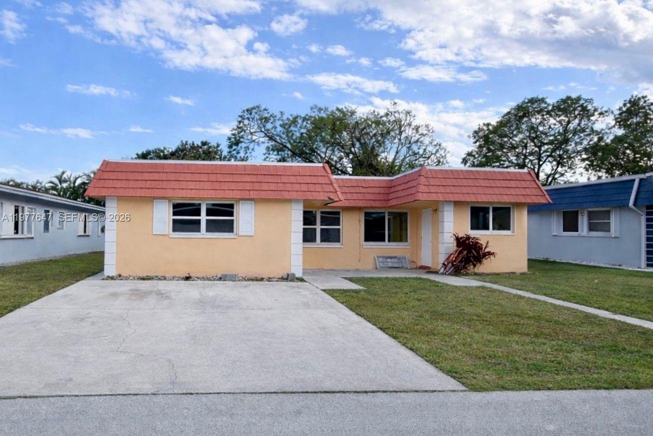 Listing photo 3 for 7400 NW 76th Ct Unit#1-2, Tamarac, FL, 33321