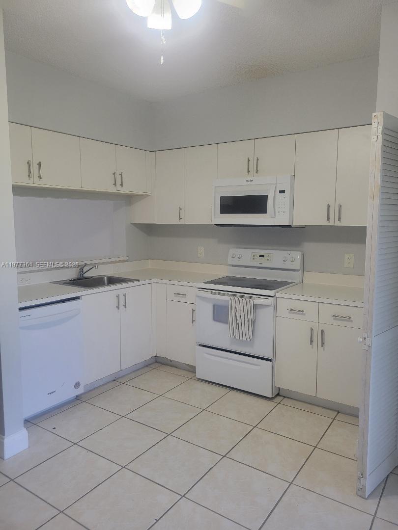 Listing photo 3 for 48 Key West Ct, Weston, FL, 33326