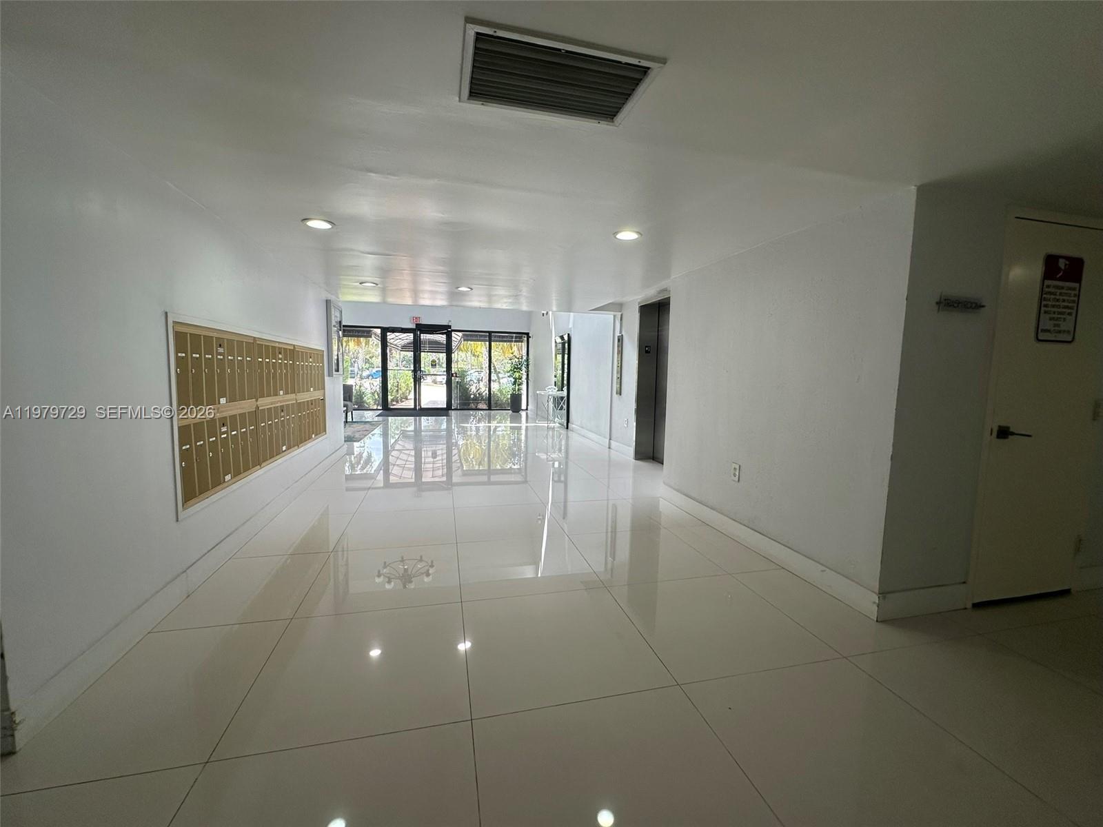 Listing photo 2 for 200 Lakeview Dr Unit#111, Weston, FL, 33326