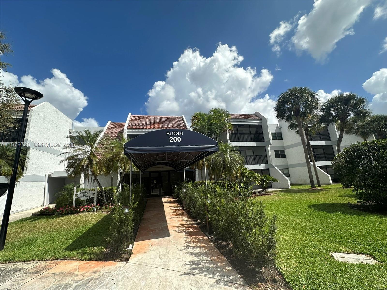 Listing photo 3 for 200 Lakeview Dr Unit#111, Weston, FL, 33326