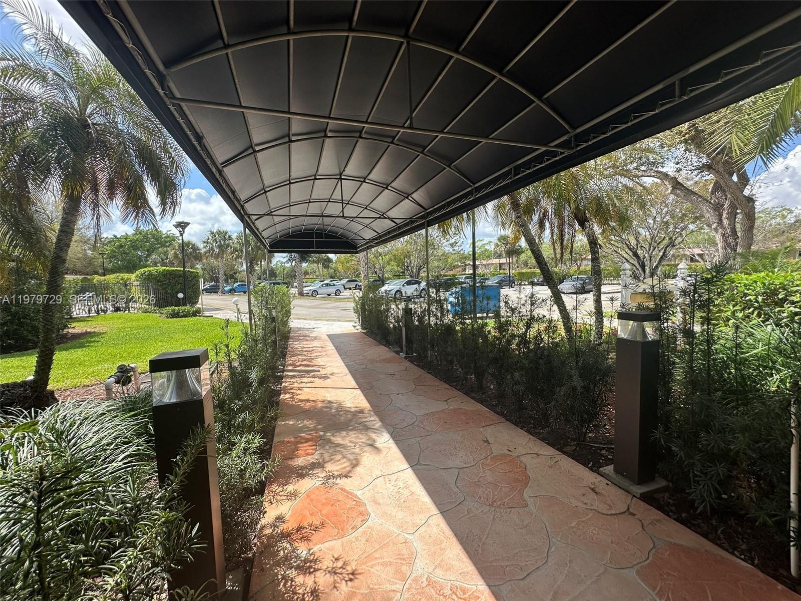 Listing photo 4 for 200 Lakeview Dr Unit#111, Weston, FL, 33326