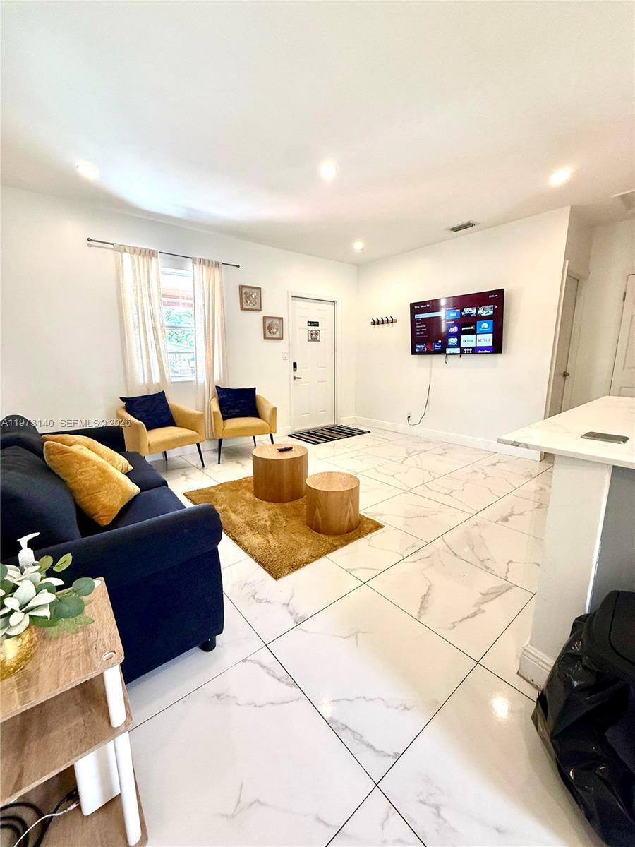 Listing photo 5 for 133 SW 22nd Ter, Fort Lauderdale, FL, 33312
