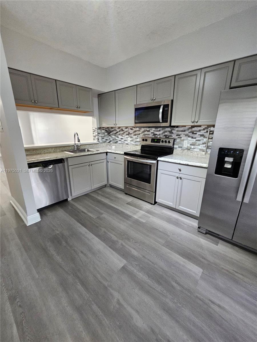 Listing photo 2 for 3305 Cabaret Ln Unit#3305, Margate, FL, 33063