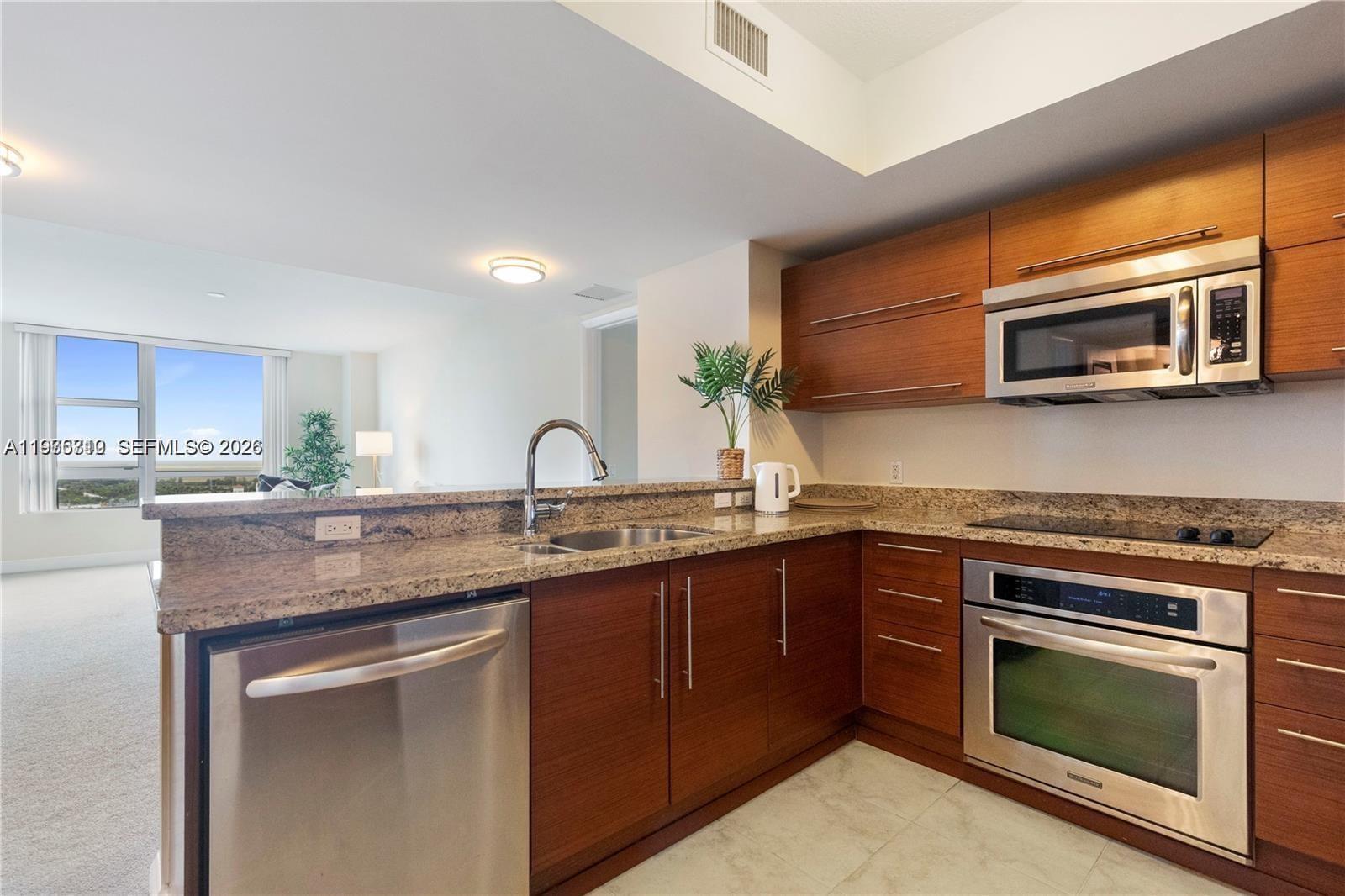 Listing photo 5 for 2641 N Flamingo Rd Unit#1806N, Sunrise, FL, 33323