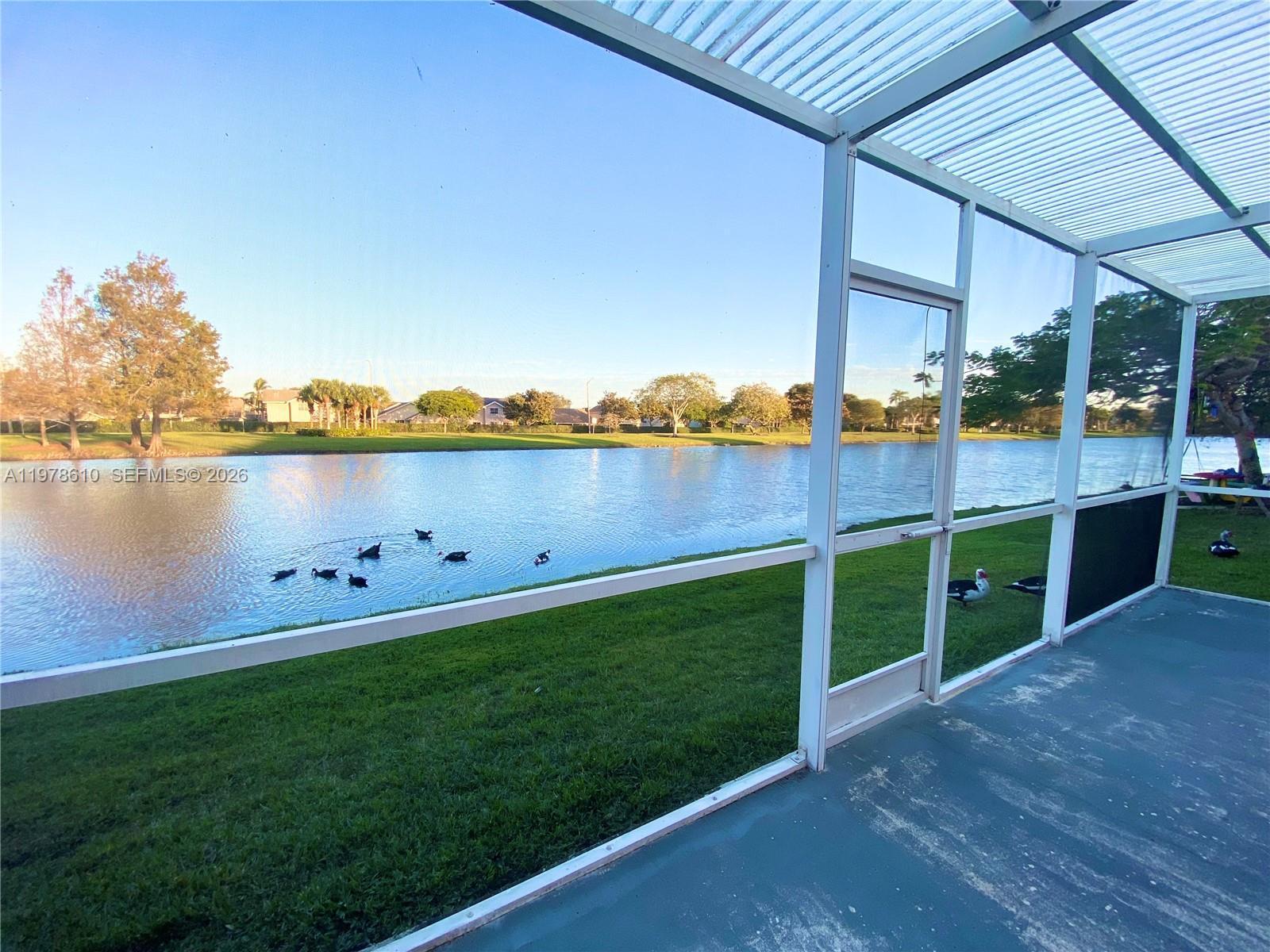 Listing photo 3 for 611 NW 208th Cir Unit#611, Pembroke Pines, FL, 33029
