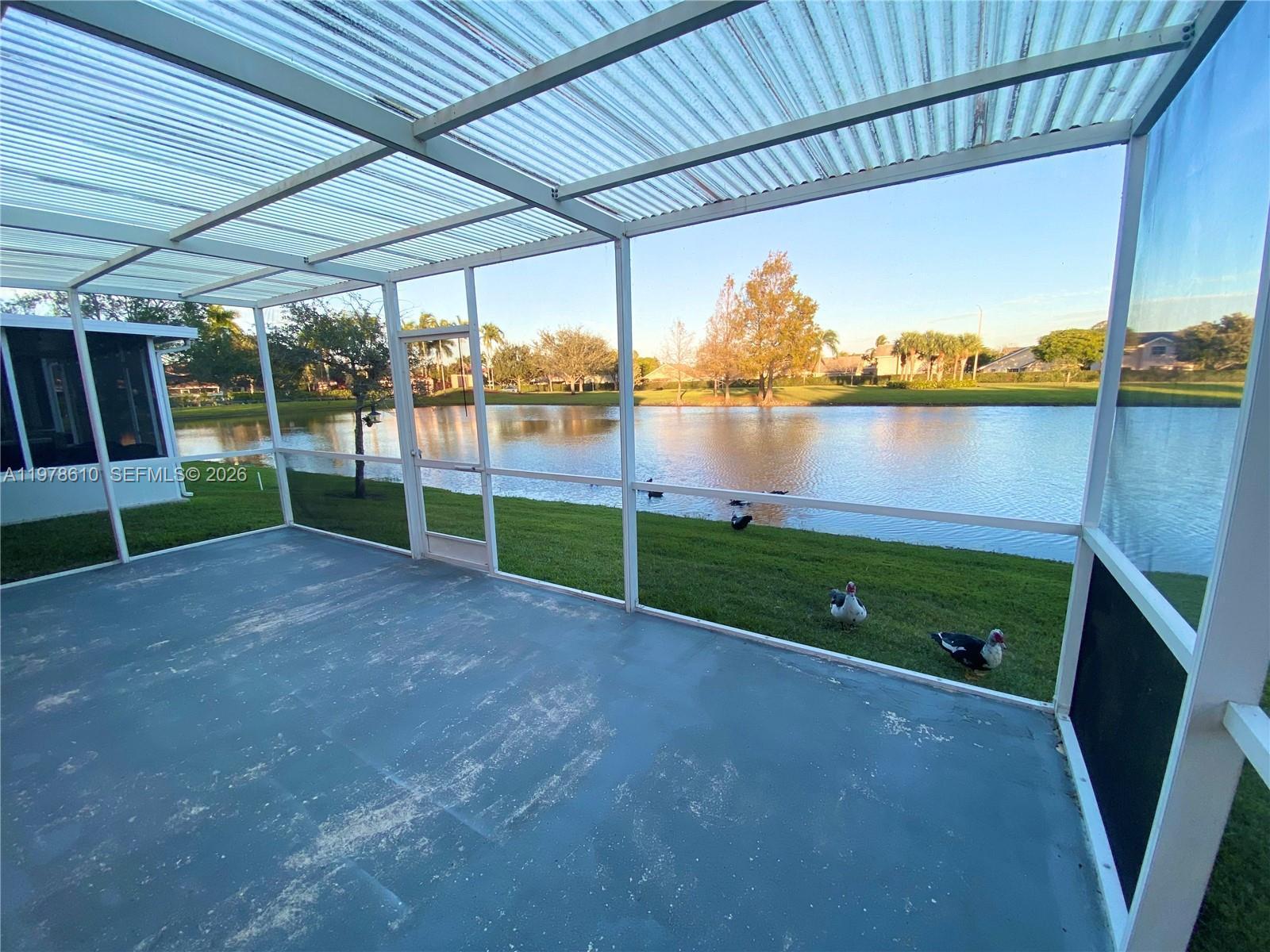 Listing photo 4 for 611 NW 208th Cir Unit#611, Pembroke Pines, FL, 33029