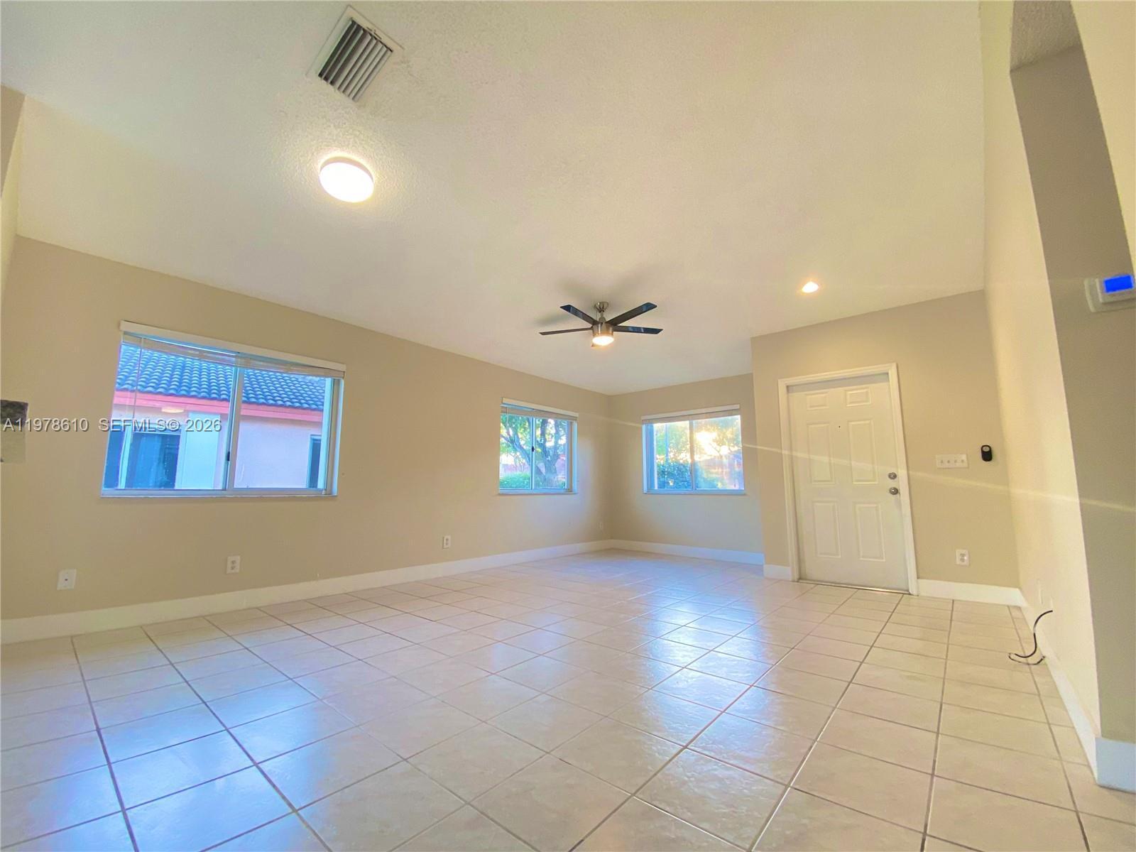 Listing photo 5 for 611 NW 208th Cir Unit#611, Pembroke Pines, FL, 33029