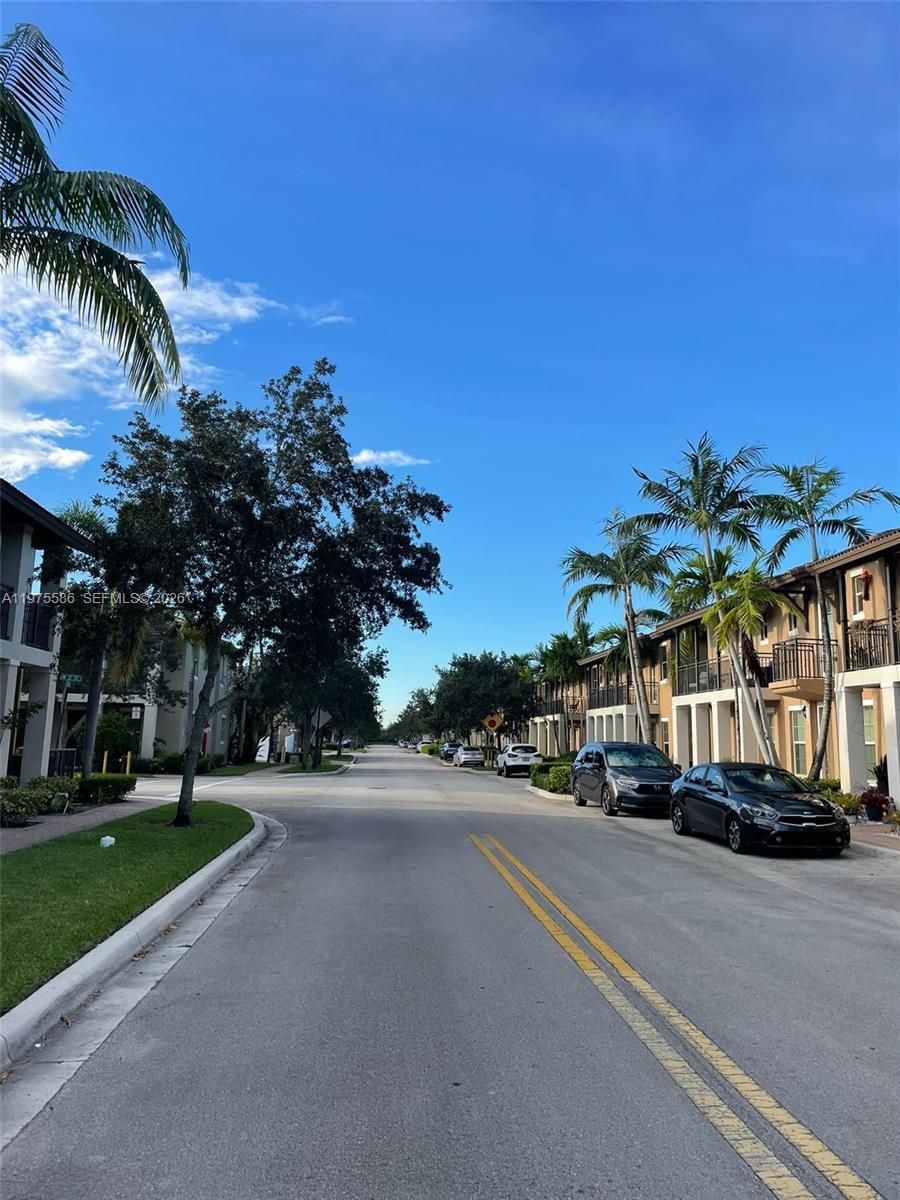 Listing photo 2 for 1522 SW 147th Ter, Pembroke Pines, FL, 33027