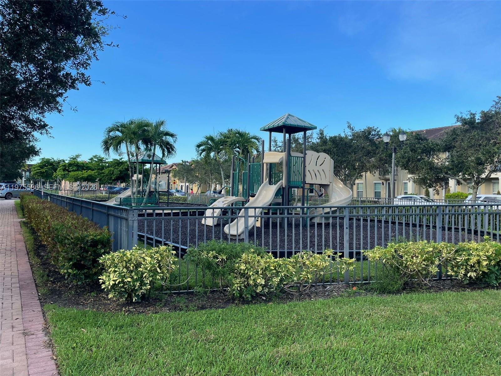 Listing photo 4 for 1522 SW 147th Ter, Pembroke Pines, FL, 33027