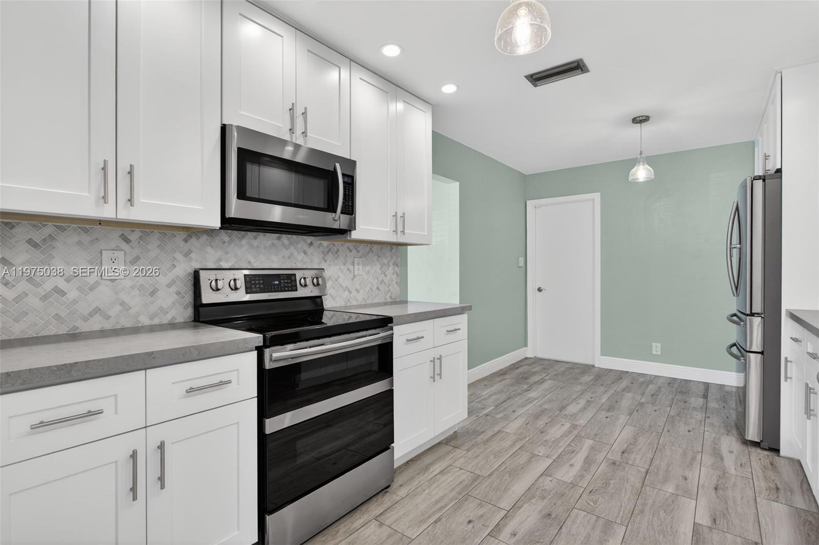 Listing photo 4 for 7613 NW 67th Ave, Tamarac, FL, 33321