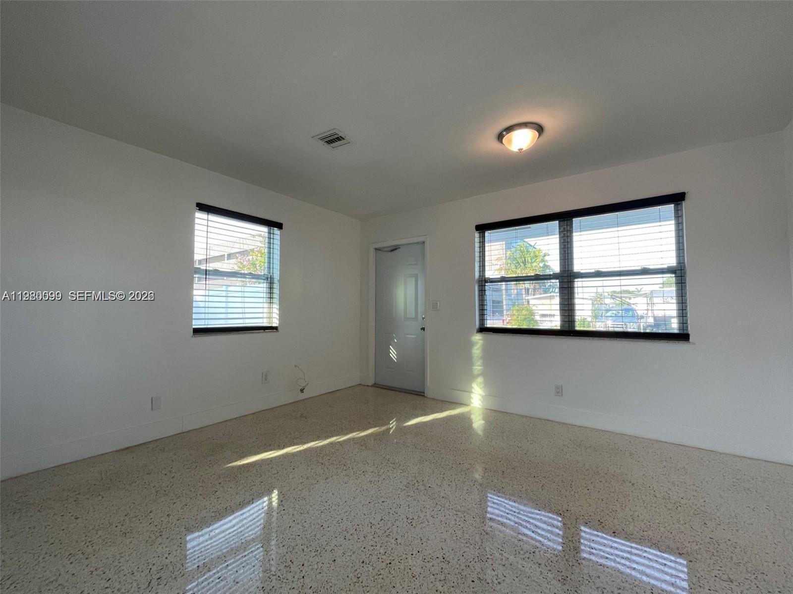 Listing photo 2 for 514 NE 4th Ave Unit#514, Hallandale Beach, FL, 33009