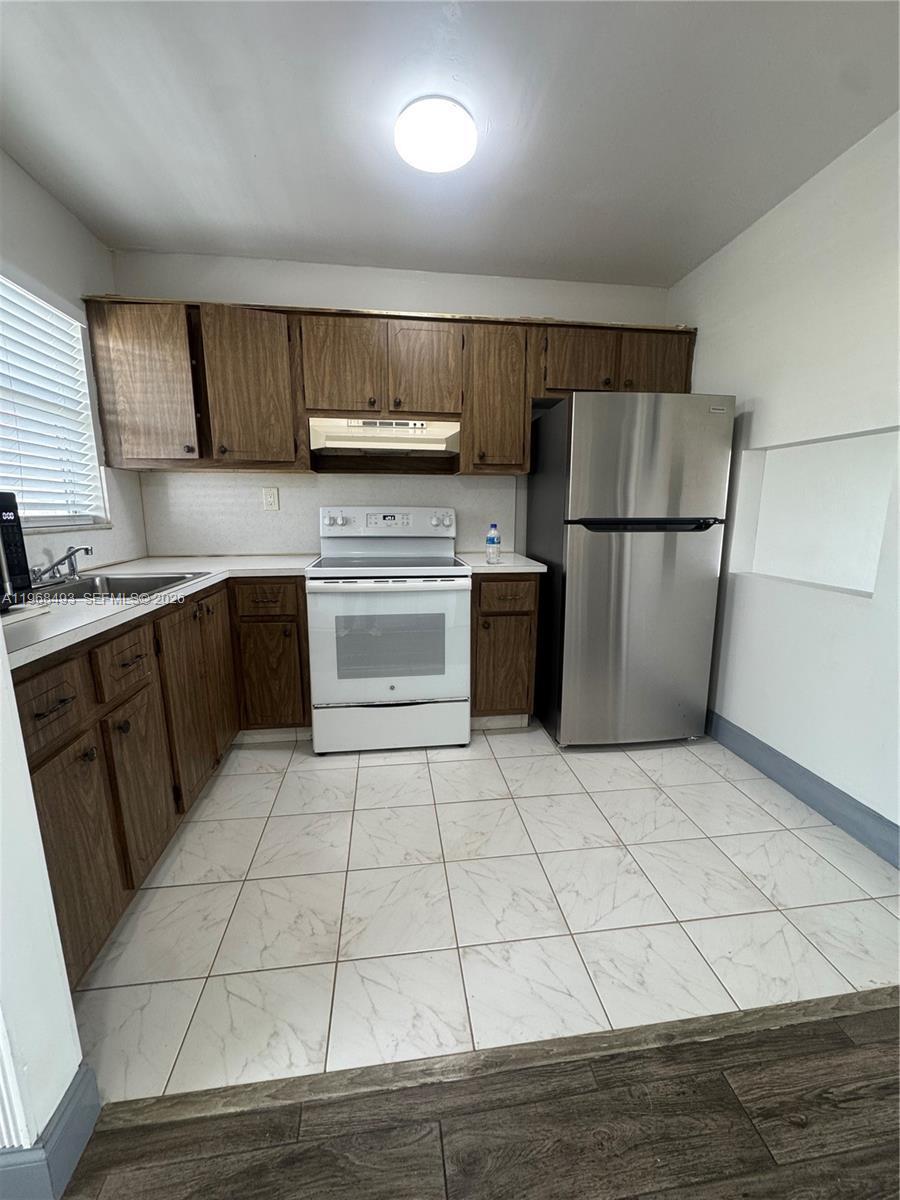 Listing photo 3 for 8515 Sunrise Lakes Blvd Unit#302, Sunrise, FL, 33322