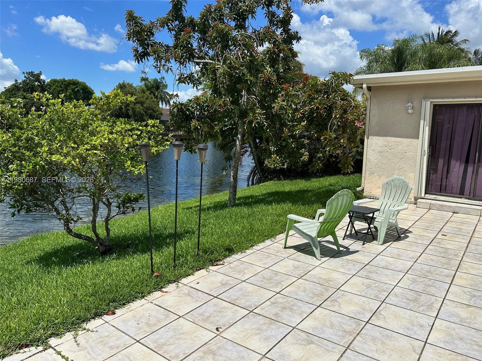 Listing photo 2 for 10404 NW 5th Mnr, Plantation, FL, 33324
