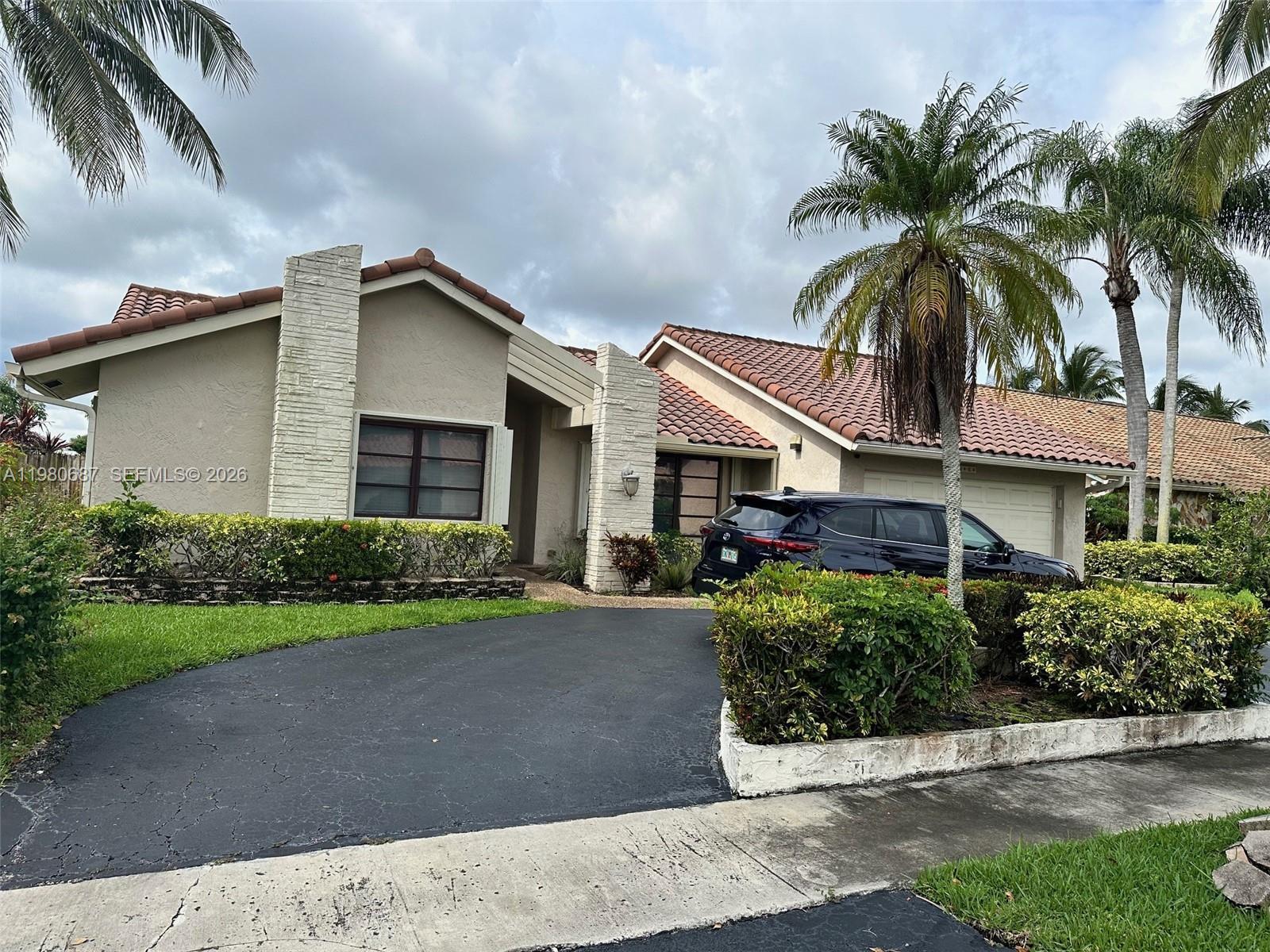 Listing photo 3 for 10404 NW 5th Mnr, Plantation, FL, 33324