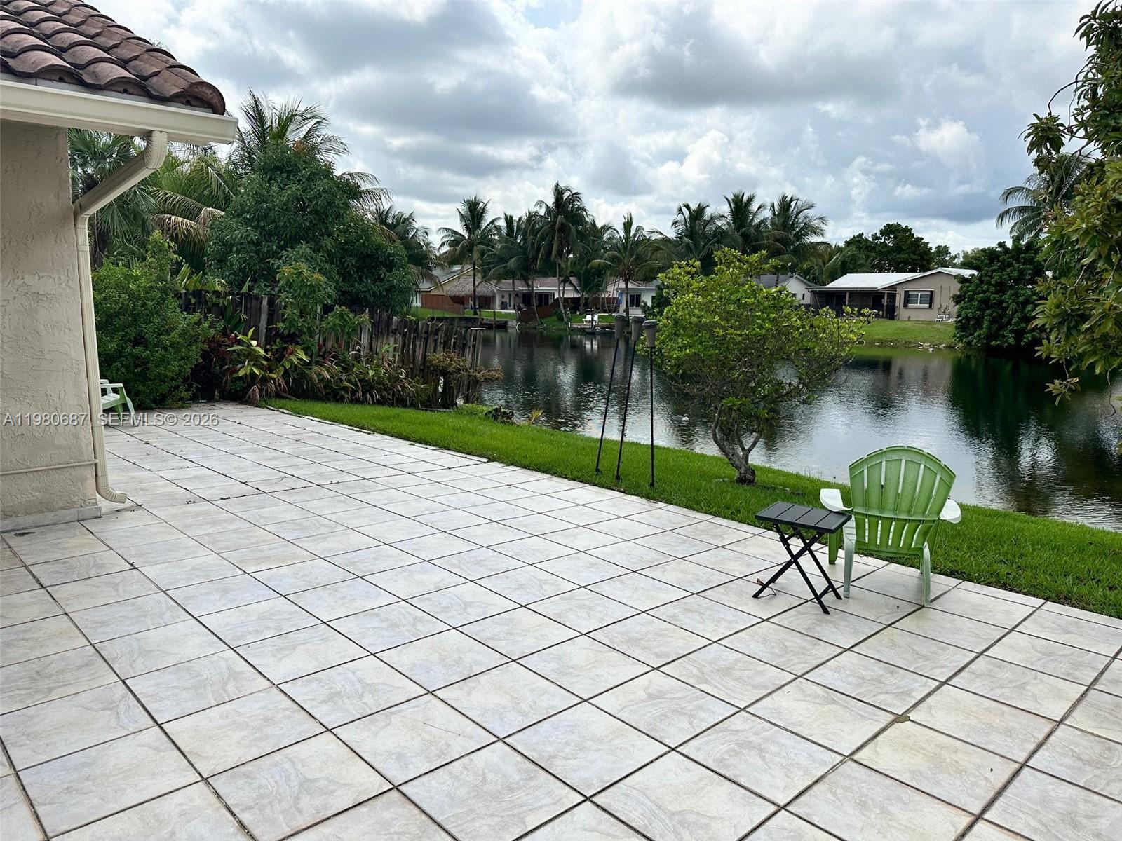 Listing photo 4 for 10404 NW 5th Mnr, Plantation, FL, 33324