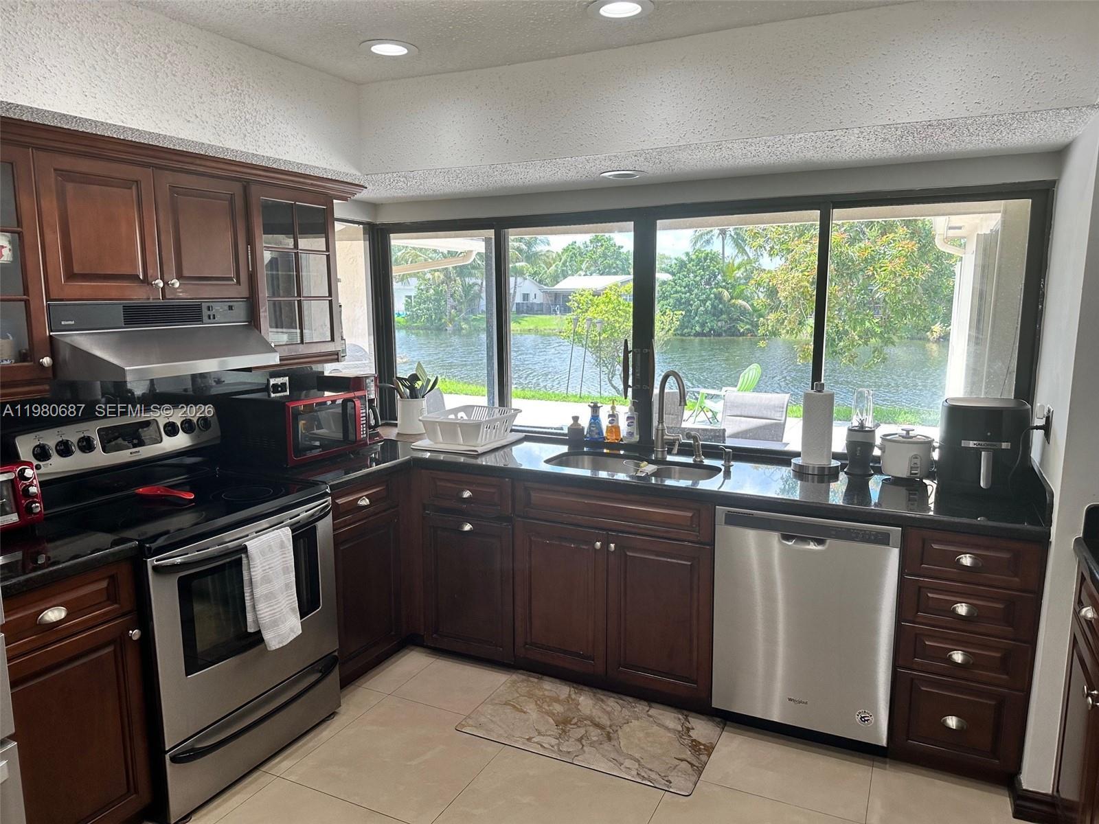 Listing photo 5 for 10404 NW 5th Mnr, Plantation, FL, 33324
