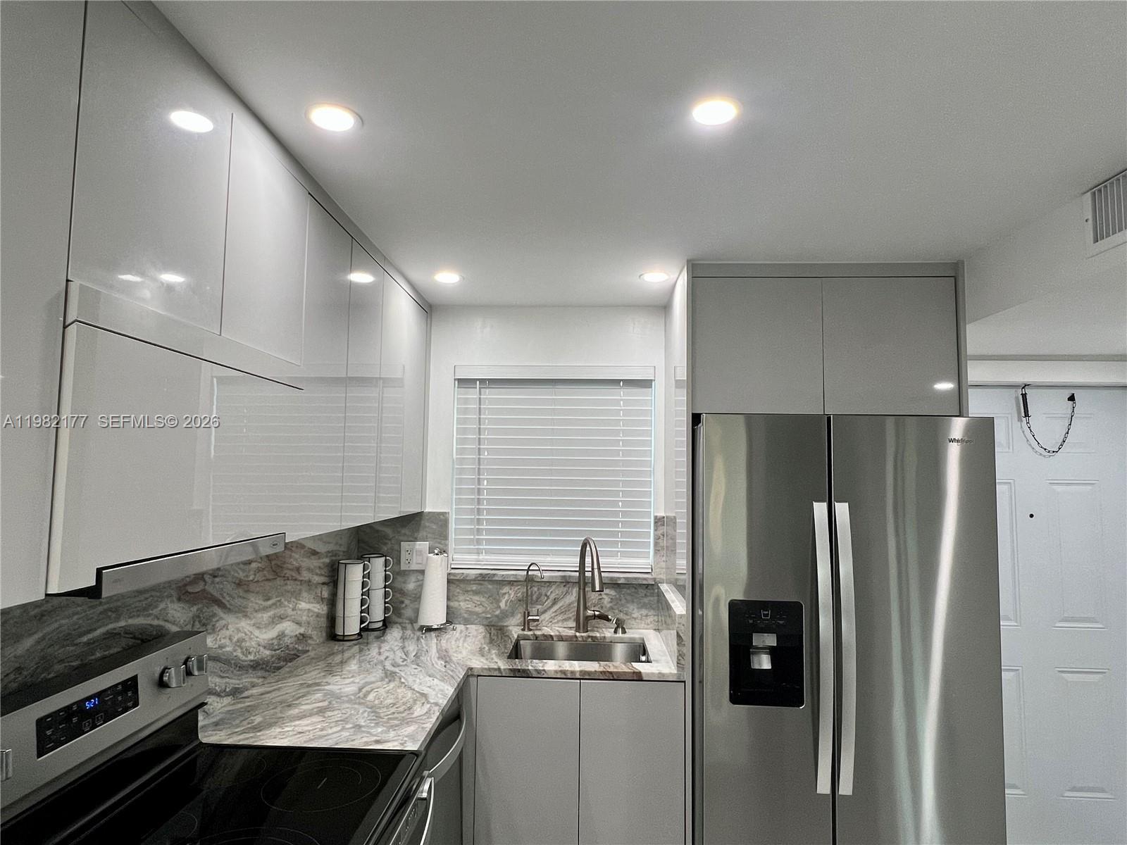 Listing photo 2 for 8595 Sunrise Lakes Blvd Unit#207, Sunrise, FL, 33322