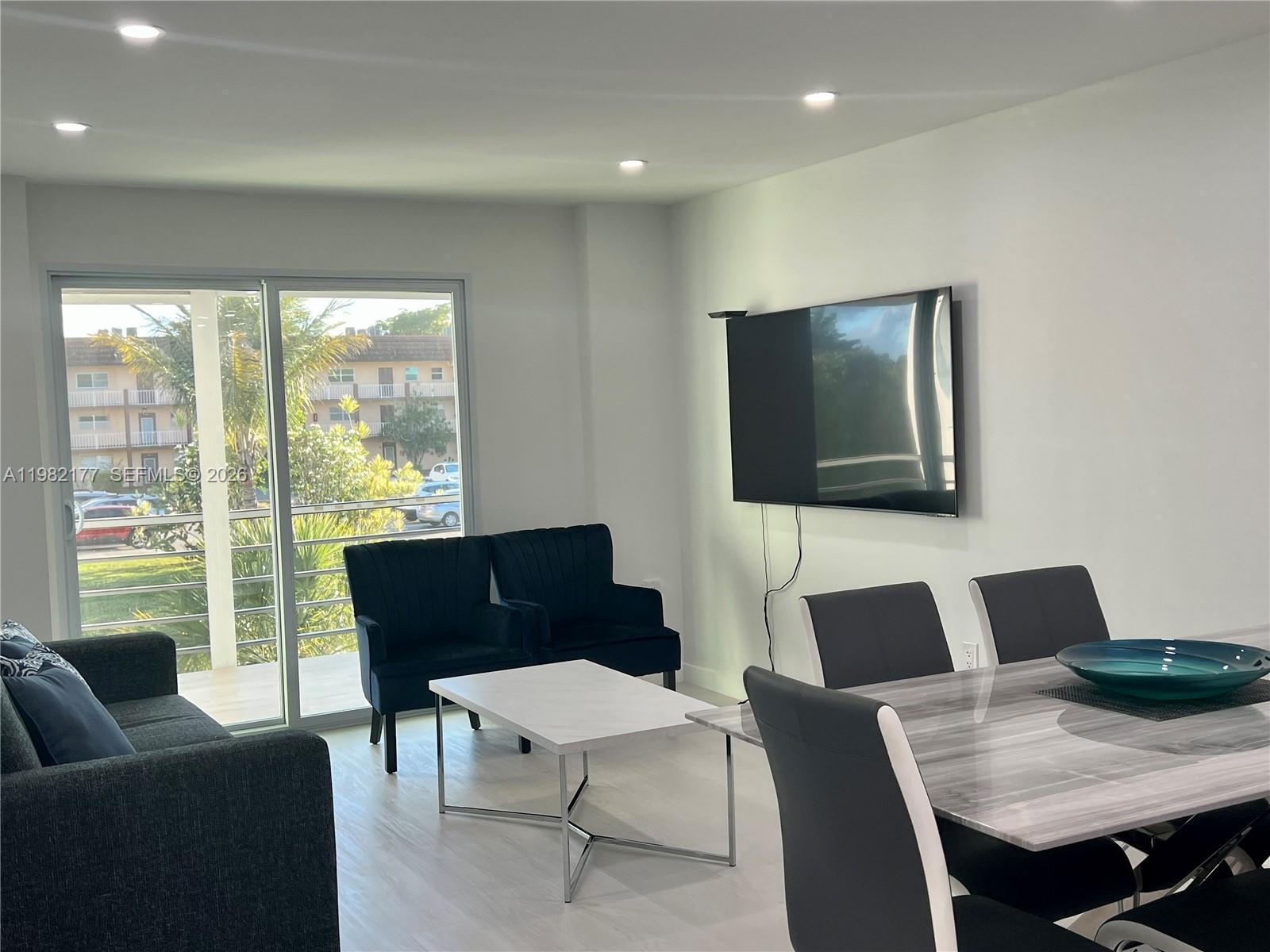 Listing photo 3 for 8595 Sunrise Lakes Blvd Unit#207, Sunrise, FL, 33322