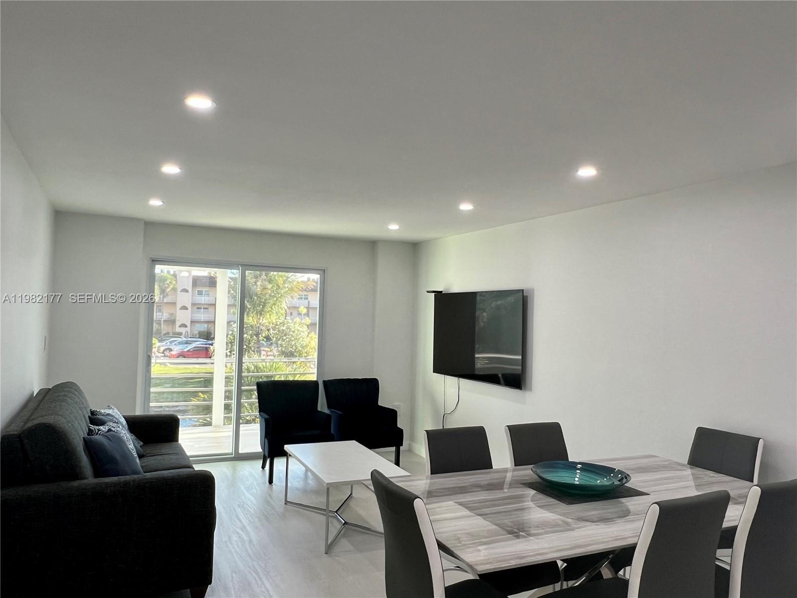 Listing photo 5 for 8595 Sunrise Lakes Blvd Unit#207, Sunrise, FL, 33322