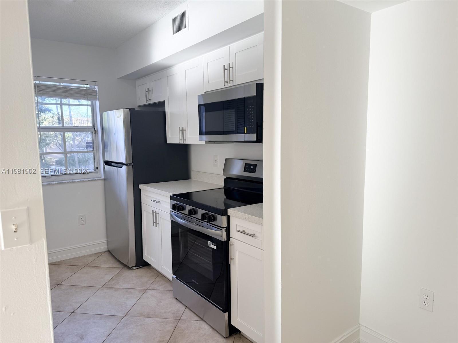 Listing photo 2 for 2081 Renaissance Blvd Unit#208, Miramar, FL, 33025