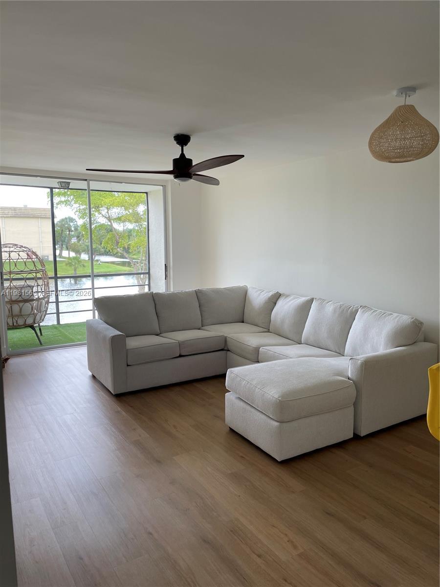 Listing photo 3 for 8465 Sunrise Lakes Blvd Unit#205, Sunrise, FL, 33322