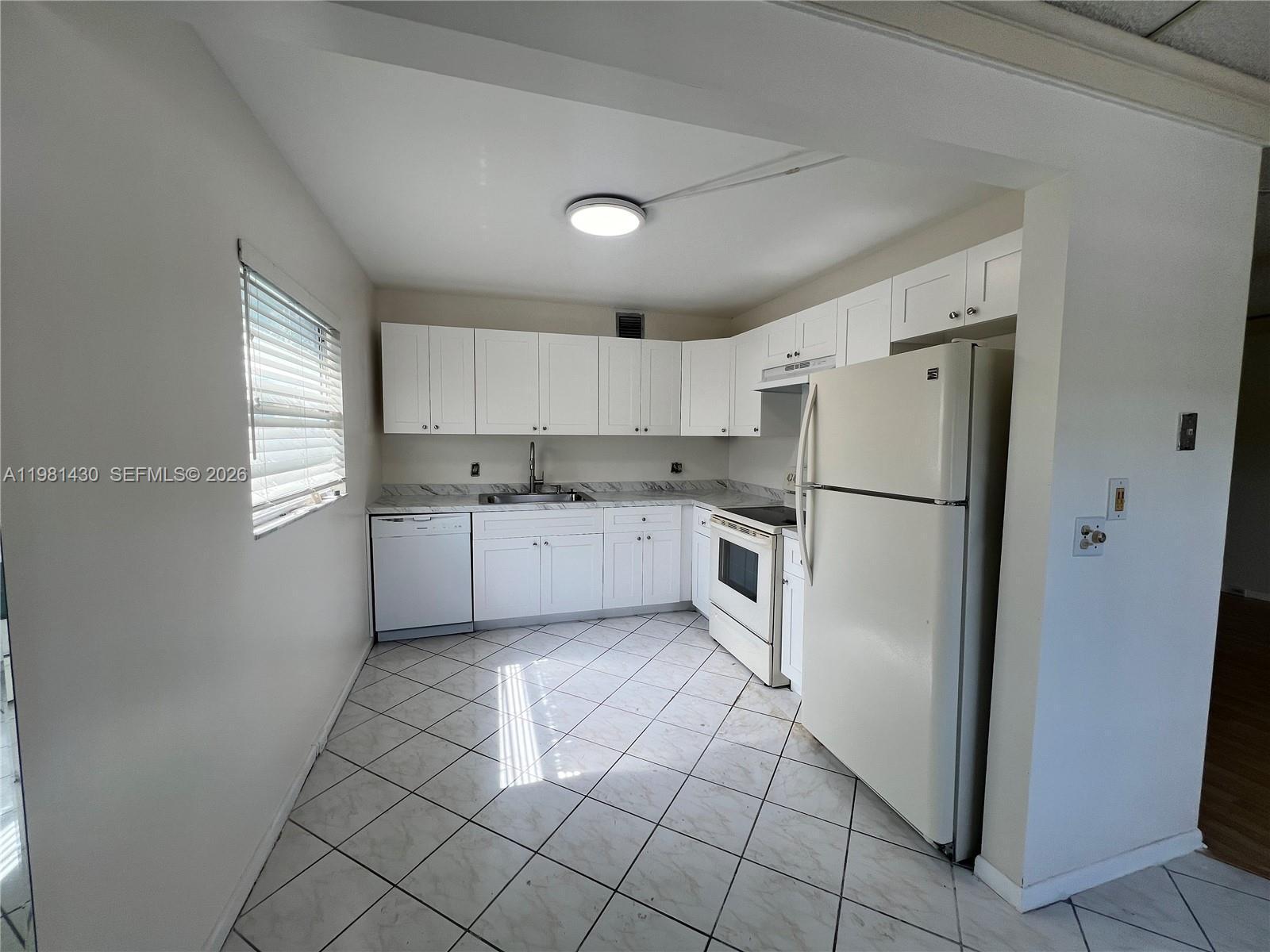 Listing photo 5 for 850 SW 133rd Ter Unit#201B, Pembroke Pines, FL, 33027