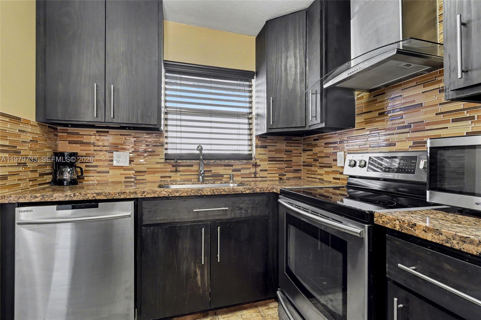 Listing photo 3 for 6650 Royal Palm Blvd Unit#204C, Margate, FL, 33063