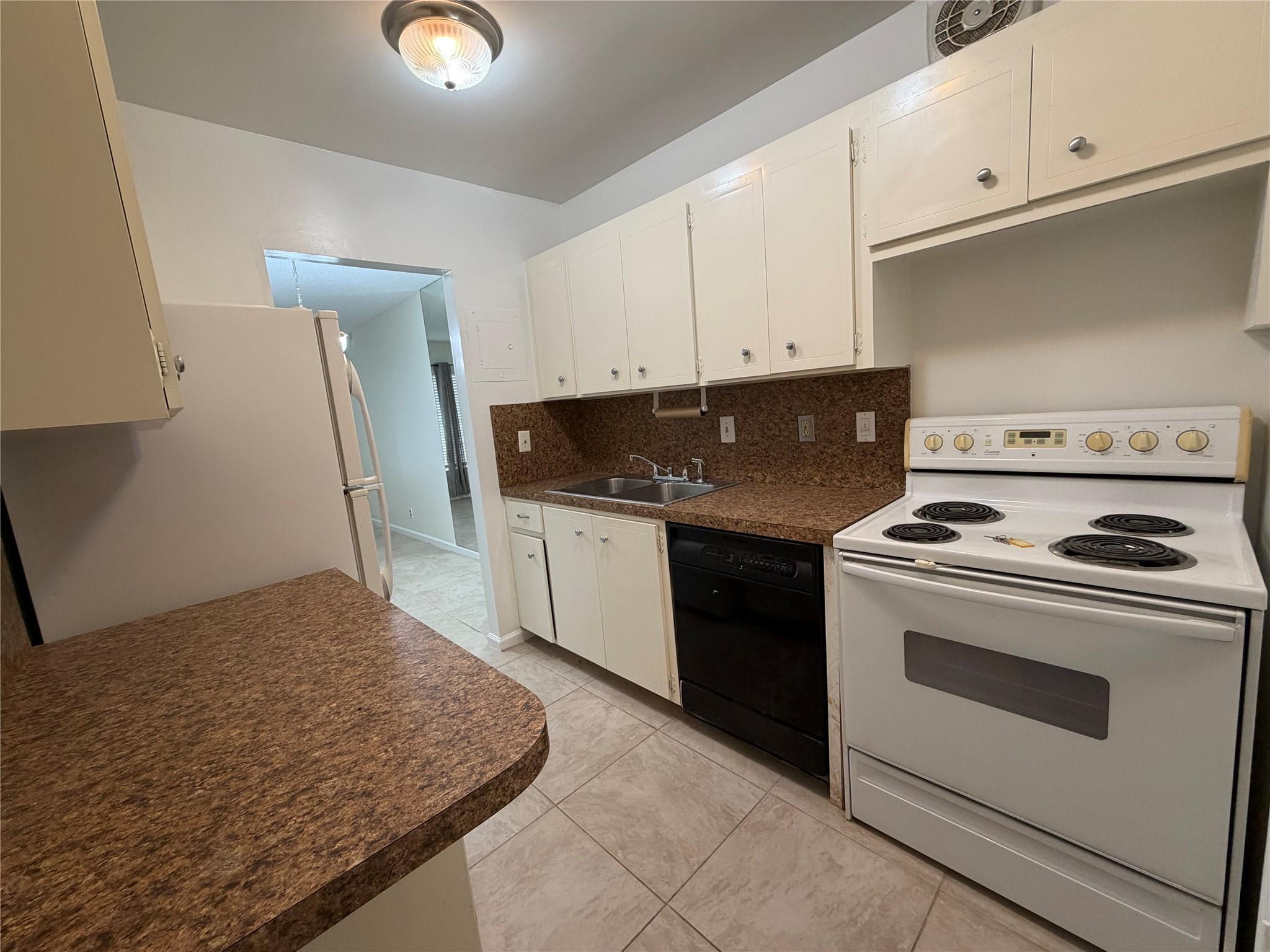 Listing photo 2 for 2151 NE 68th Street Unit#207, Fort Lauderdale, FL, 33308