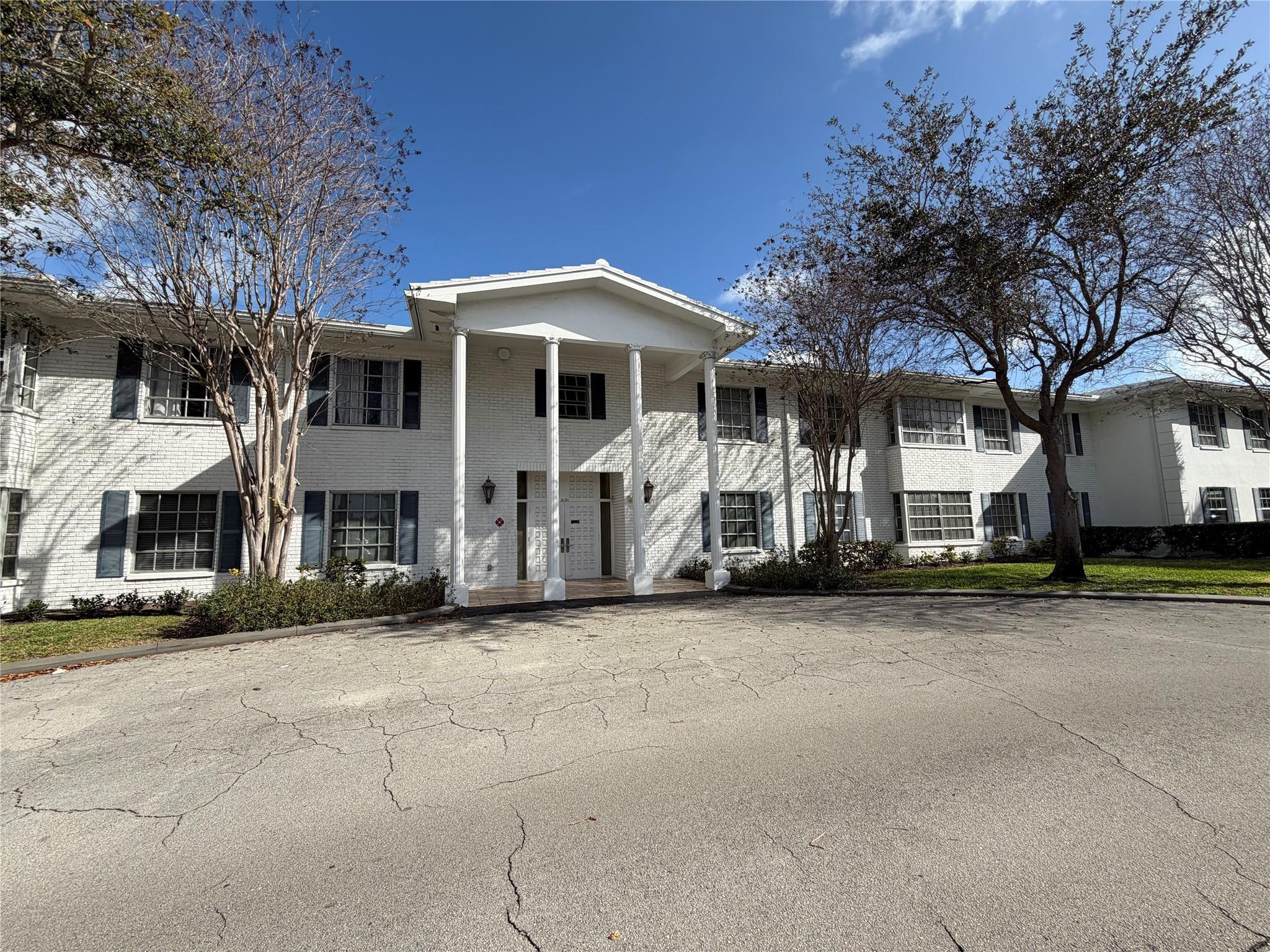 Listing photo 3 for 2151 NE 68th Street Unit#207, Fort Lauderdale, FL, 33308