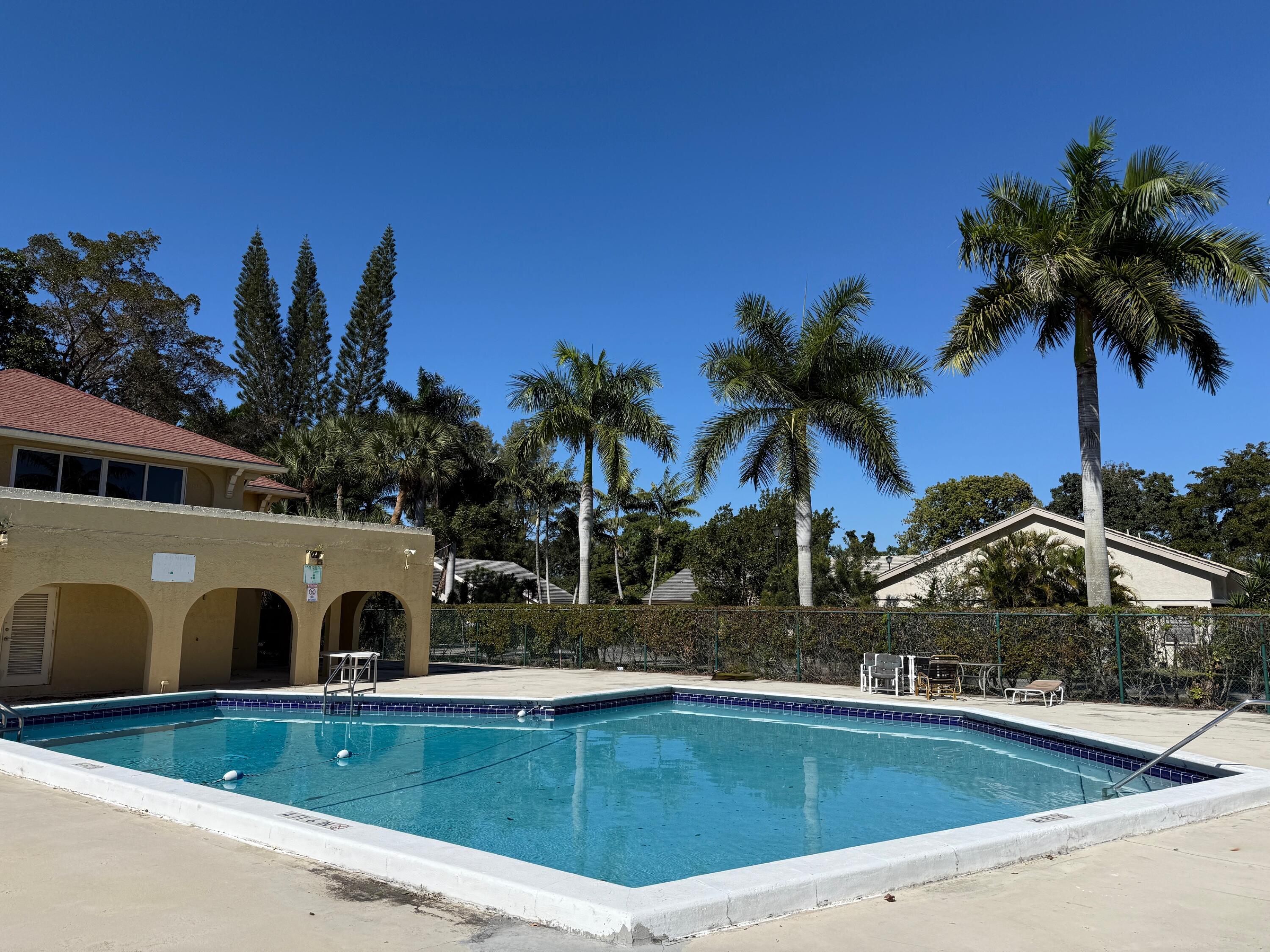 Listing photo 3 for 10762 La Placida Drive Unit#7-108, Coral Springs, FL, 33065