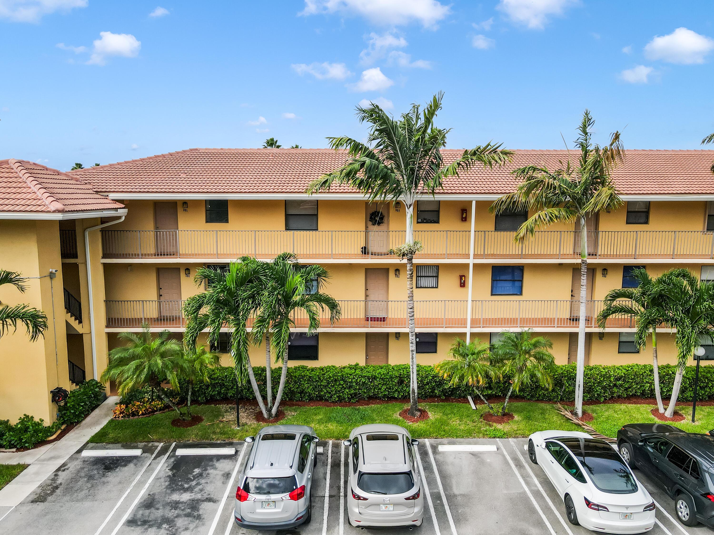 Listing photo 4 for 11477 NW 39th Court Unit#301-1, Coral Springs, FL, 33065