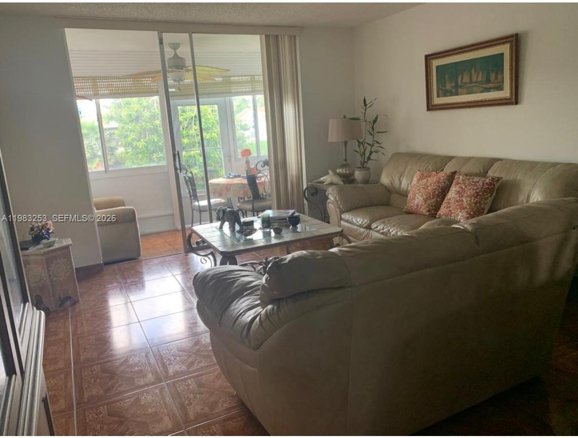 Listing photo 5 for 8305 Sunrise Lakes Blvd Unit#103, Sunrise, FL, 33322