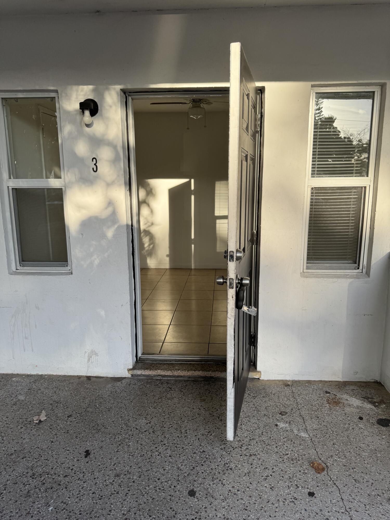 Listing photo 3 for 1960 SW 41st Avenue Unit#3, Fort Lauderdale, FL, 33317