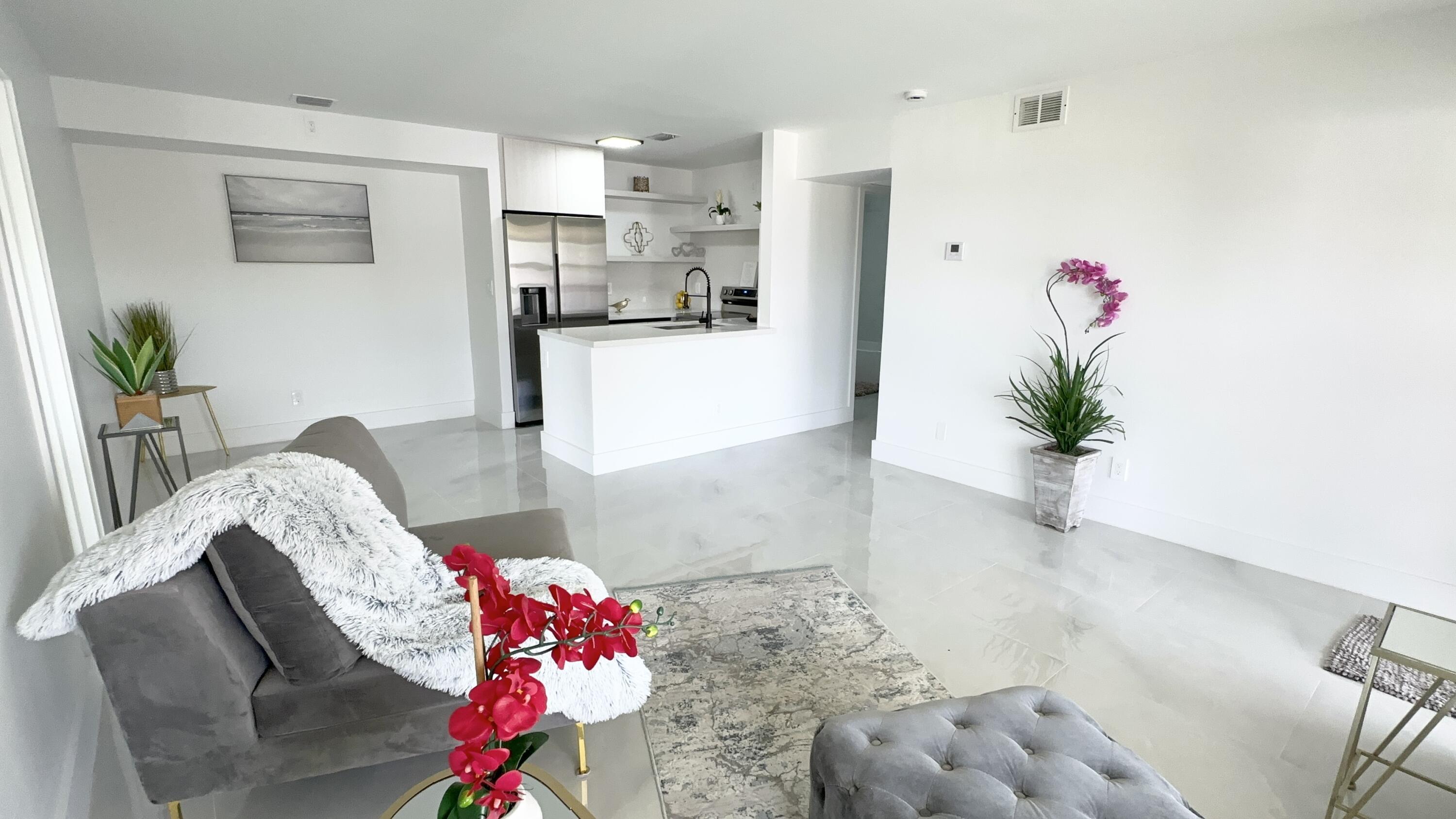 Listing photo 3 for 10033 Winding Lake Road Unit#204, Sunrise, FL, 33351