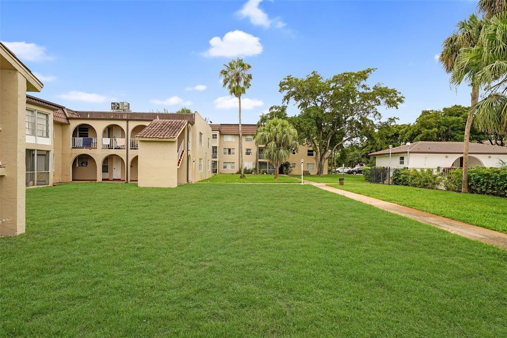Listing photo 3 for 2700 Riverside Drive Unit#302-b, Coral Springs, FL, 33065