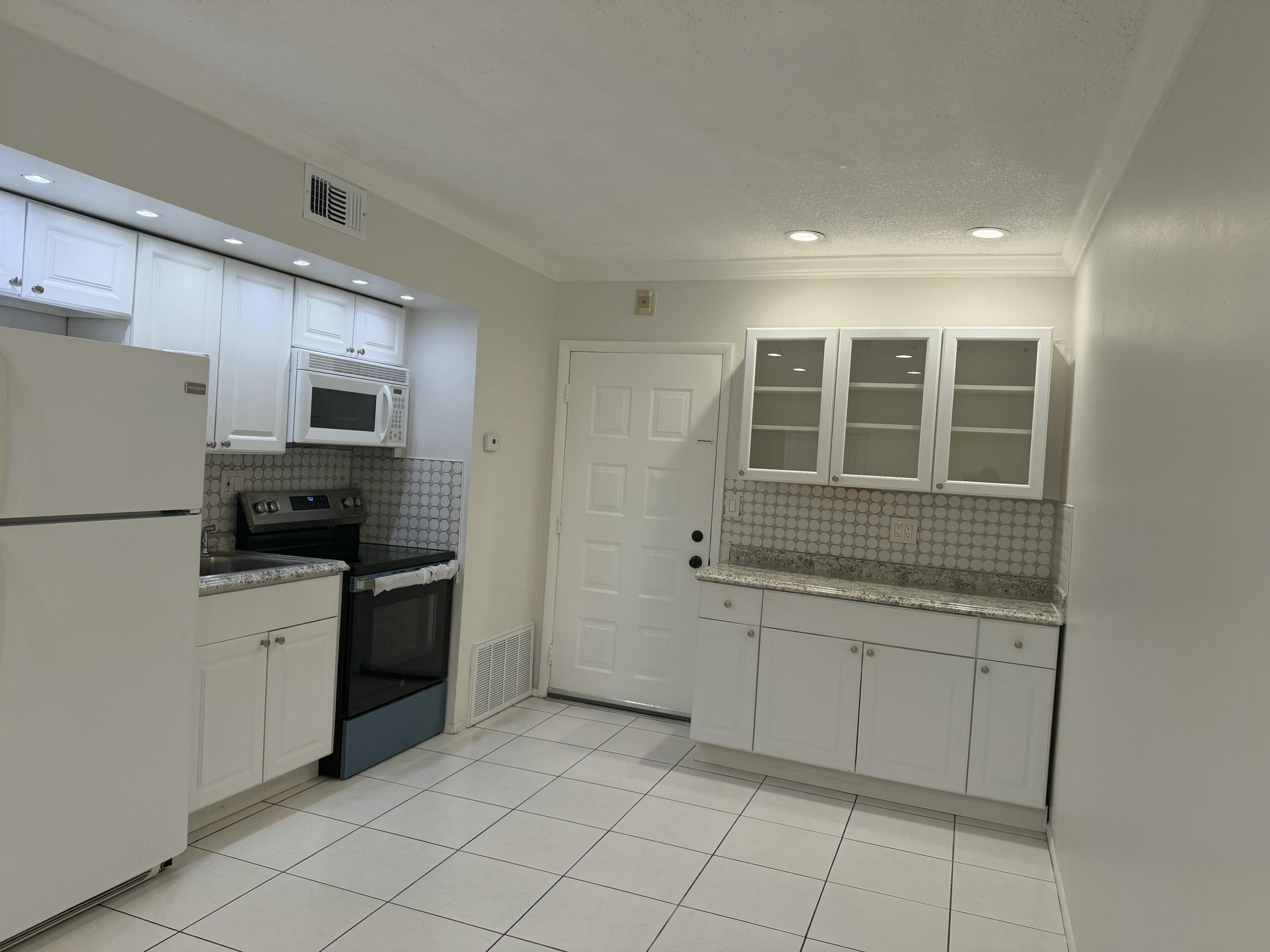 Listing photo 4 for 2700 Riverside Drive Unit#302-b, Coral Springs, FL, 33065