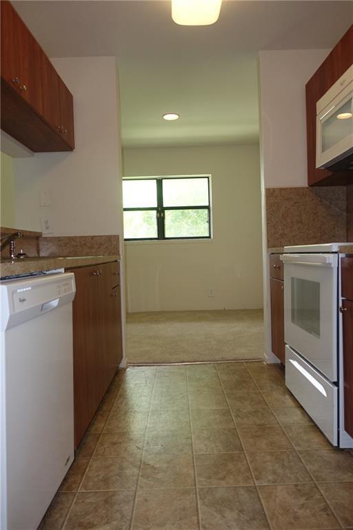 Listing photo 2 for 4088 N Pine Island Road Unit#409, Sunrise, FL, 33351