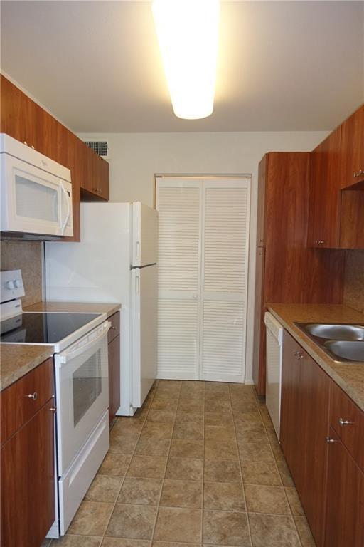 Listing photo 4 for 4088 N Pine Island Road Unit#409, Sunrise, FL, 33351
