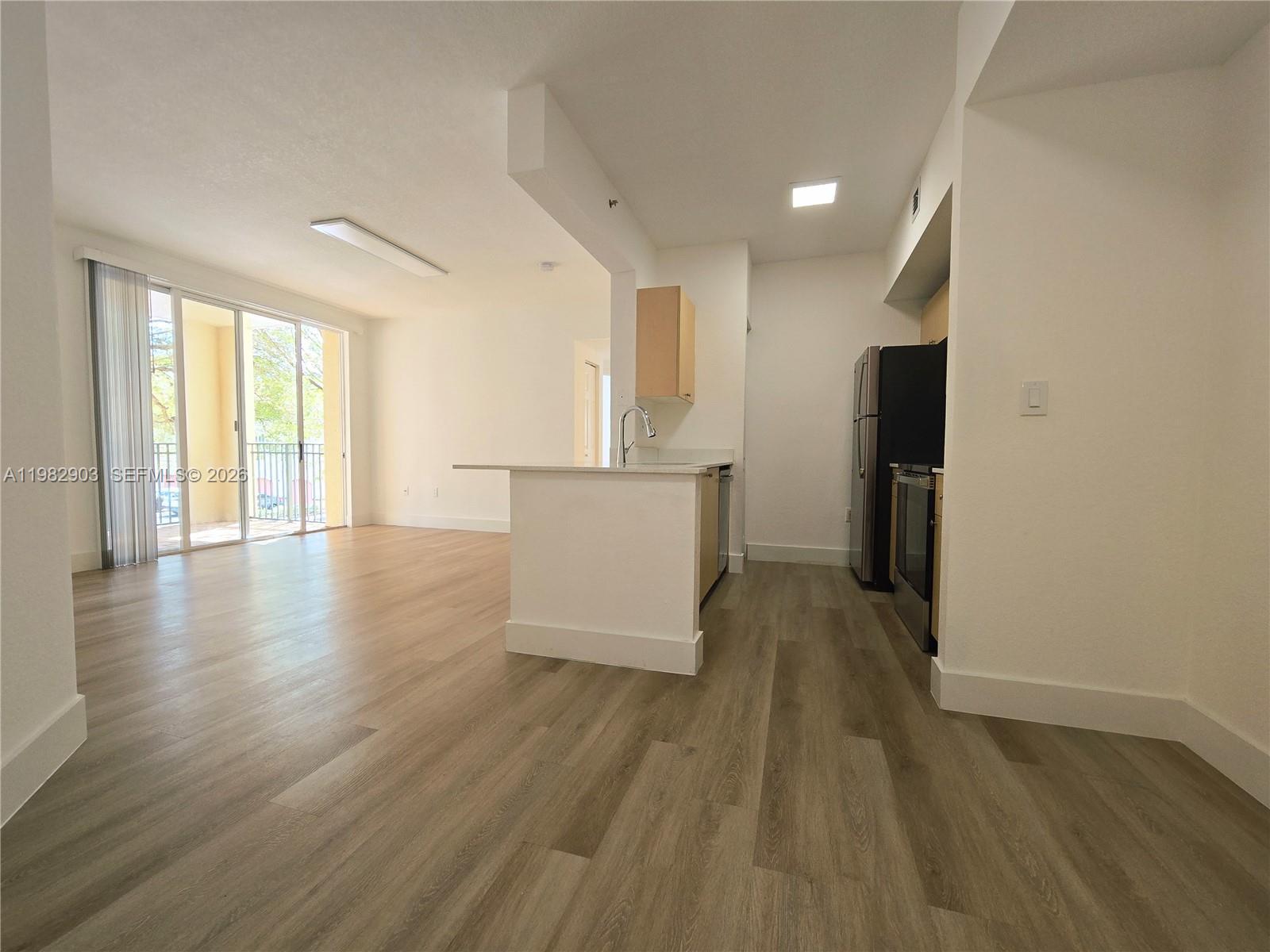 Listing photo 3 for 2564 Centergate Dr Unit#208, Miramar, FL, 33025