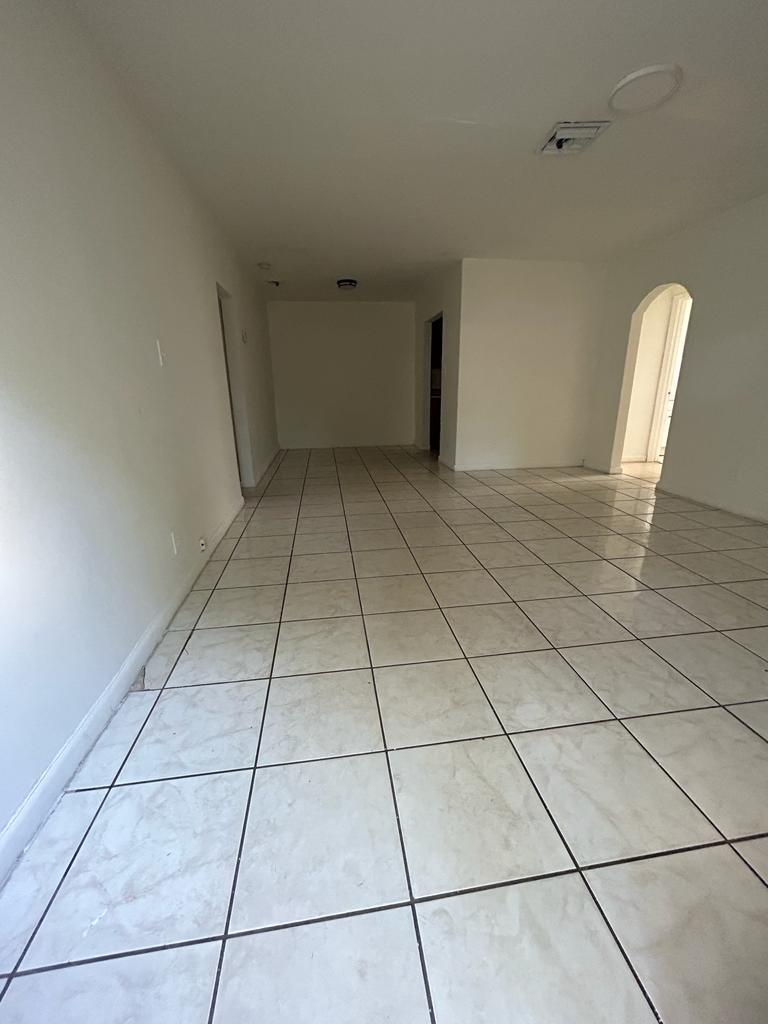 Listing photo 3 for 900 NW 17th Avenue Unit#East, Fort Lauderdale, FL, 33311