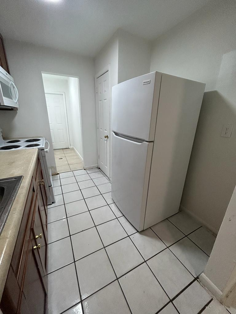 Listing photo 4 for 900 NW 17th Avenue Unit#East, Fort Lauderdale, FL, 33311