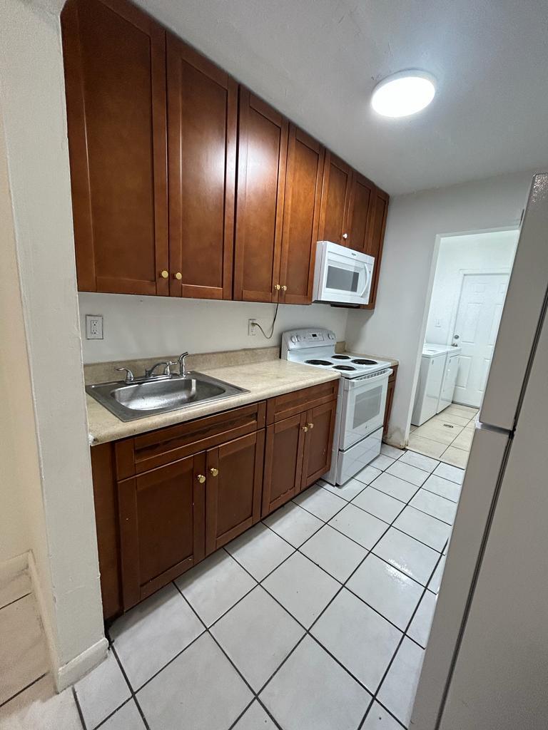 Listing photo 5 for 900 NW 17th Avenue Unit#East, Fort Lauderdale, FL, 33311