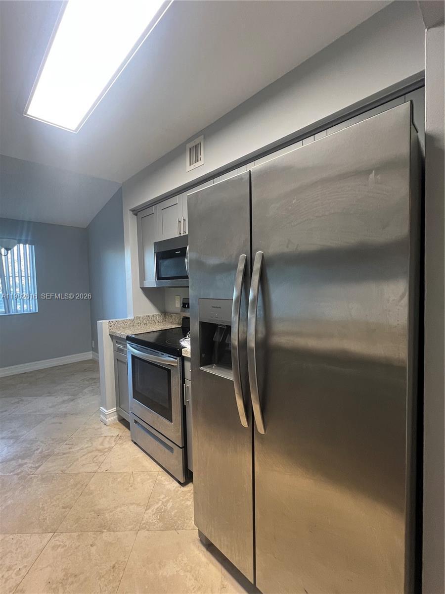 Listing photo 5 for 9777 Westview Dr Unit#1128, Coral Springs, FL, 33076
