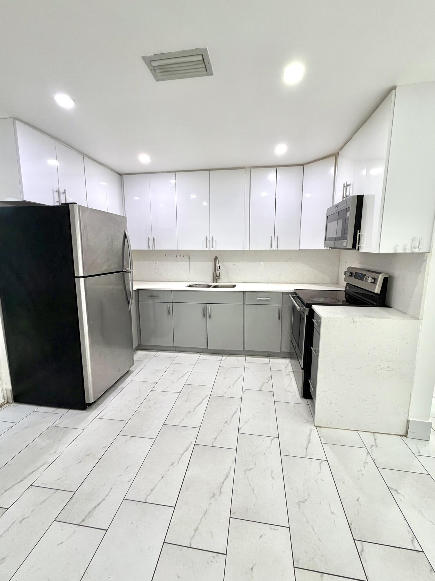 Listing photo 2 for 4655 SW 33rd Avenue Unit#2b, Fort Lauderdale, FL, 33312